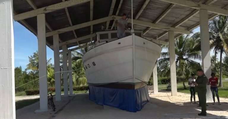 Críticas y Sarcasmo en Redes por Protección de Réplica del Yate Granma ante Huracán Melissa