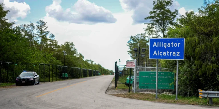 Gobierno de EE.UU. Admite que en “Alligator Alcatraz” Hay Migrantes sin Proceso de Deportación, Contradiciendo a DeSantis