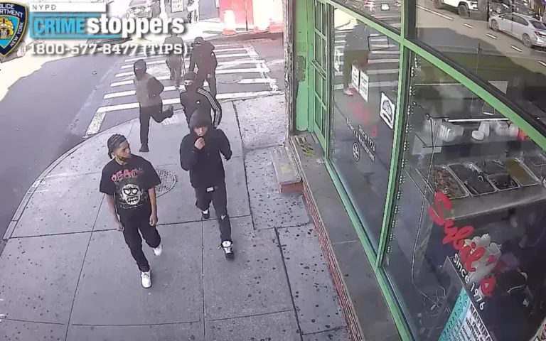 Adolescente de Queens Lucha por su Vida Tras Ser Apuñalado por una Pandilla que le Robó sus Zapatos de $340