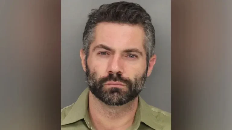 Contador enfurecido por cartel de Trump derriba la pancarta y dispara contra la casa del dueño