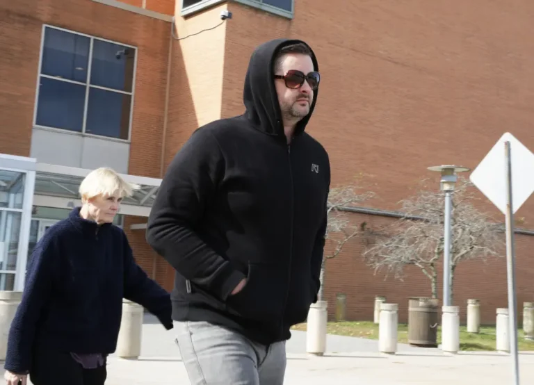 Padres de Maestro Acusado de Enviar Mensajes Sexuales a un Adolescente Empeñan su Propia Casa para la Fianza