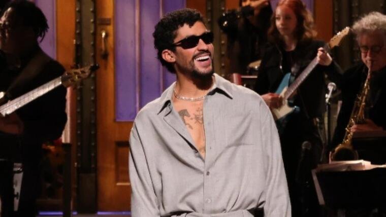 Bad Bunny Responde en Saturday Night Live a Críticas por su Participación en el Super Bowl