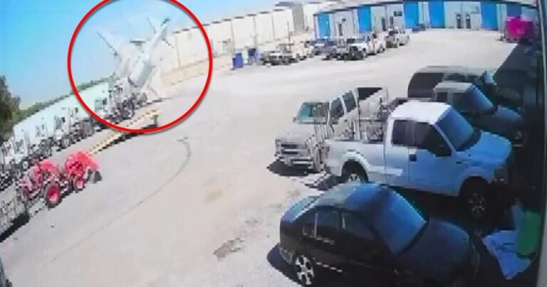 Dos Tripulantes Mueren Tras Estrellarse una Avioneta Contra Remolques en Texas