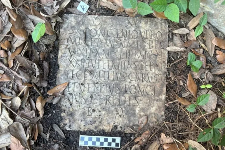 Hallazgo de lápida romana del siglo II en Nueva Orleans desata misterio internacional