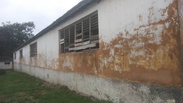 Abandono Oficial Convierte Escuela en Banes en Blanco del Vandalismo