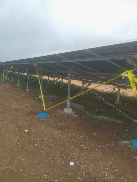 Publicidad de la Empresa Eléctrica de Holguín con Paneles Solares Amarrados con Cinta Genera Mofa en Redes