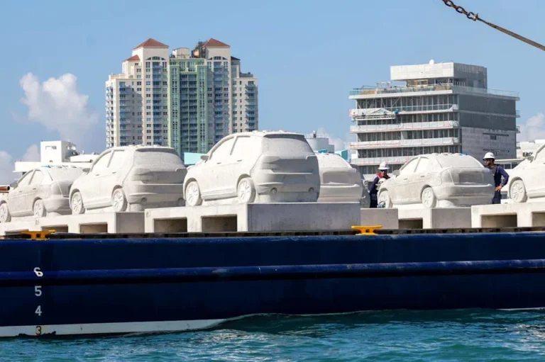 Miami Beach Sumerge un Atasco de Tráfico para Crear un Arrecife Artificial