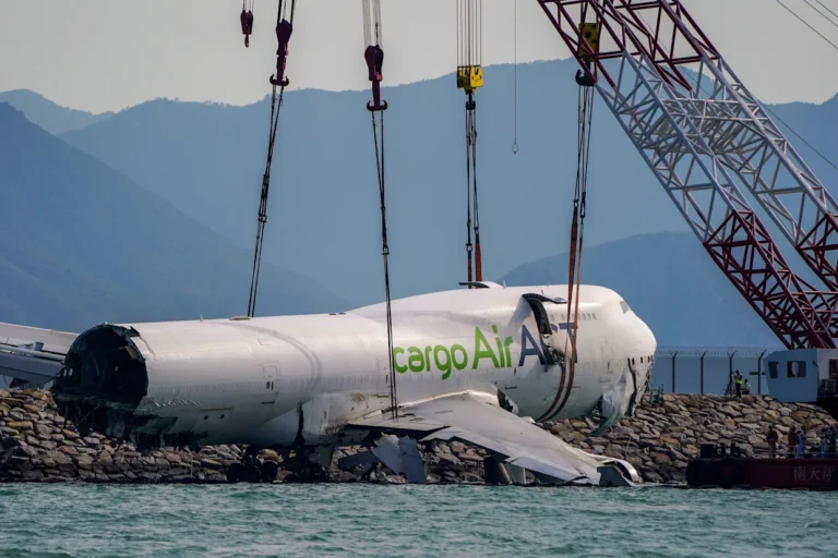 Recuperan los Restos Principales del Avión de Carga que Cayó al Mar en Hong Kong