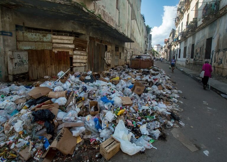 Recogen 35 Mil Metros Cúbicos de Basura en La Habana, Pero la Crisis Sanitaria Persiste