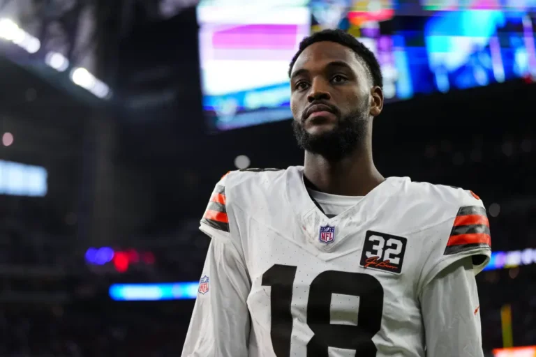 Receptor de los Browns se retira a los 24 años tras una misteriosa lesión