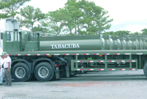 Insumos que no llegan: la paradoja del campo cubano mientras Tabacuba moderniza su flota