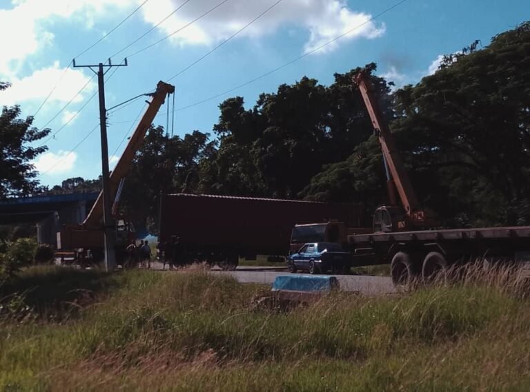 Volcó tráiler con contenedor en San Miguel del Padrón tras chocar con ómnibus de ruta P-7