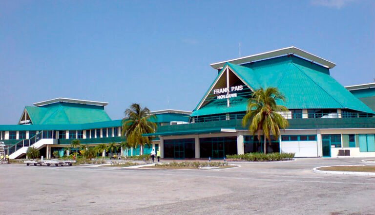 Caos Aéreo: Decenas de Cubanos Varados en Aeropuerto de Holguín por Cambio de Ruta de Aerolínea