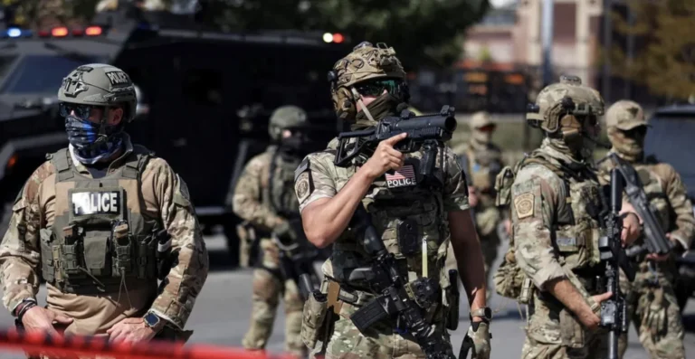 Agentes de la Patrulla Fronteriza de EE.UU. disparan a mujer armada en Chicago tras ser "acorralados" por autos border-patrol-agents-shoot-woman-in-chicago-as-protesters-v0-qr8o4yn626tf1