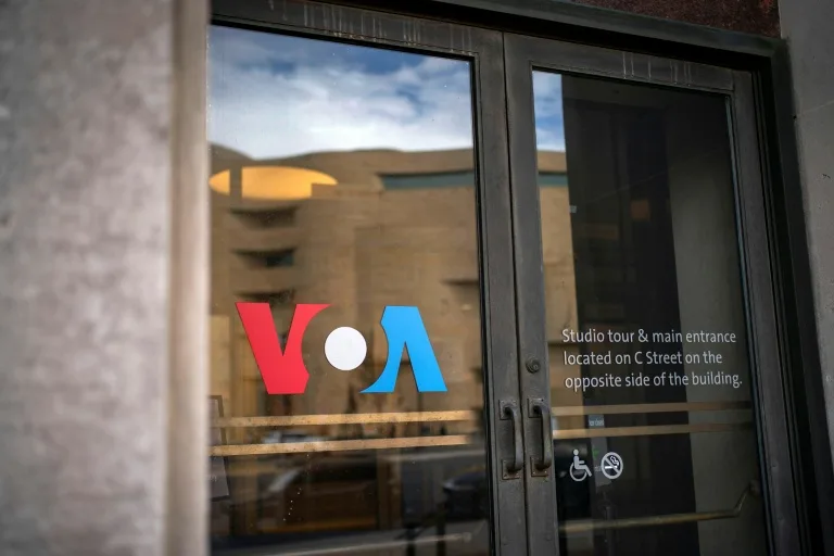 Juez frena temporalmente los despidos masivos en Voice of America impulsados por el gobierno de Trump