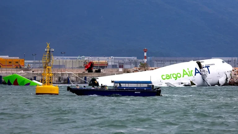 Avión de carga se sale de la pista en Hong Kong y choca contra patrulla, dejando dos muertos eb55c588a7e6d6635225b28ae87656ed