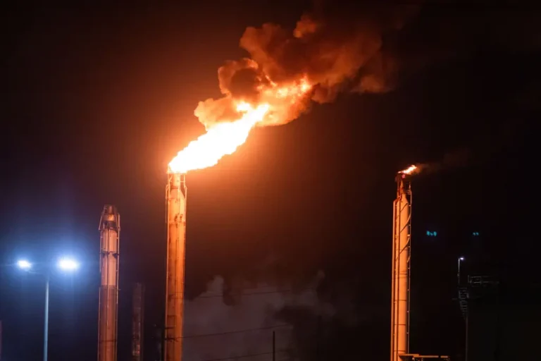 Masivo incendio en refinería de Chevron en California flames-rise-chevron-refinery-el-112693501_5c86ab