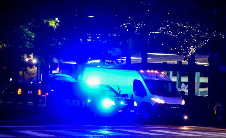 Dos muertos y 14 heridos en tiroteo masivo en Montgomery, Alabama law-enforcement-vehicles-bibb-street-112861195