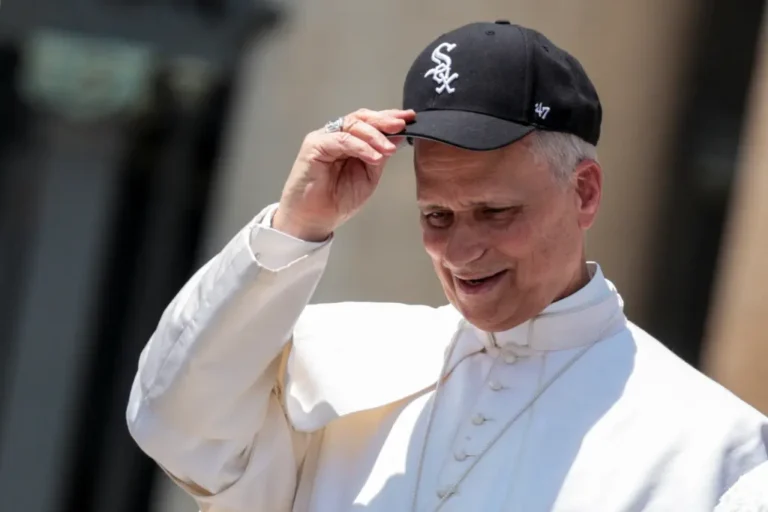 El Papa León XIV responde con picardía a un fan de los Cubs que lo abucheaba