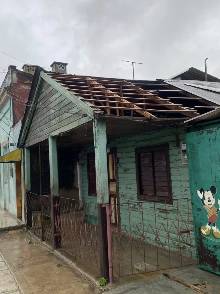 Familias Holguineras Ven Sus Hogares Devastados por las Aguas