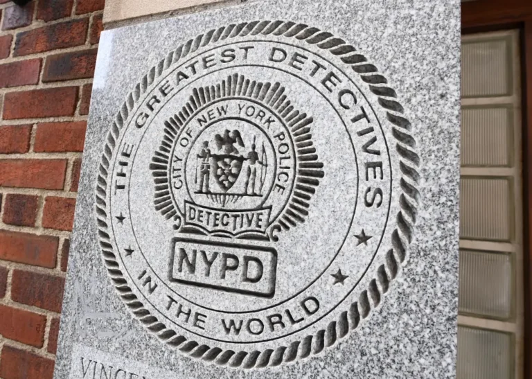 Líder Policial de NY Acusa a Candidato Mamdani por Comentarios Anti-Policías de su Personal signage-outside-offices-detective-scott-99885230