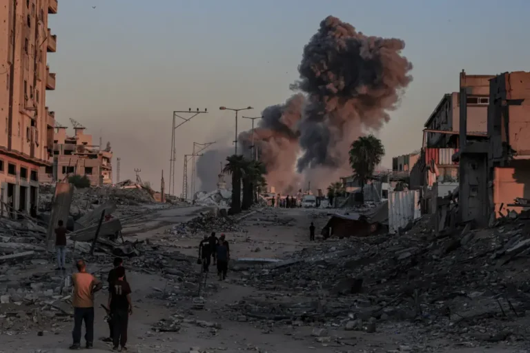 Trump anuncia un "acuerdo histórico" entre Israel y Hamás para un plan de paz y la liberación de rehenes smoke-rises-israeli-airstrike-gaza-113067658