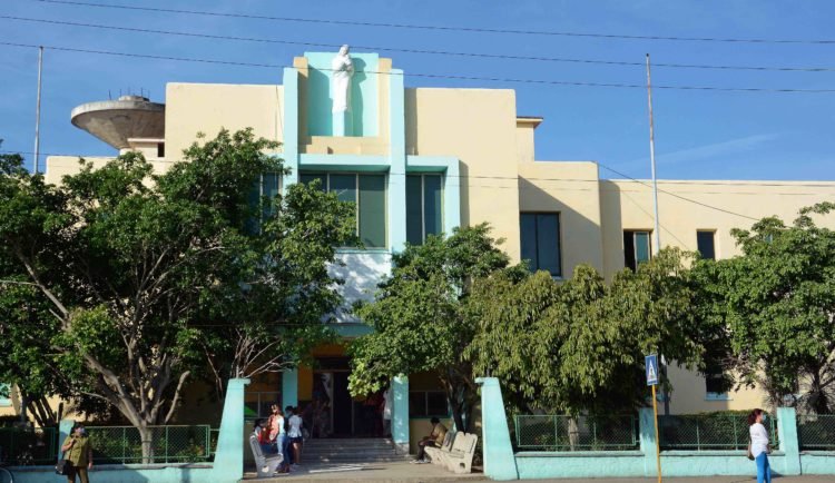 Fallo de seguridad en hospital cubano: hombre se hace pasar por médico y examina a gestantes