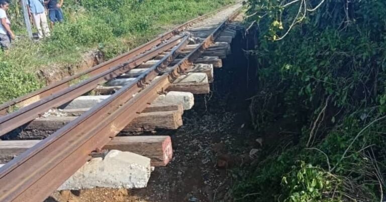 Vías férreas de Santiago de Cuba quedan destruidas y suspendidas en el aire tras huracán
