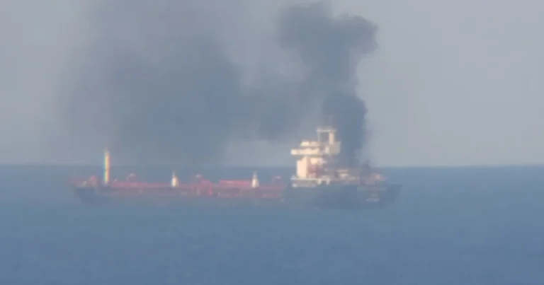 Densa nube de humo negro desde barco frente a La Habana genera alarma en el Malecón