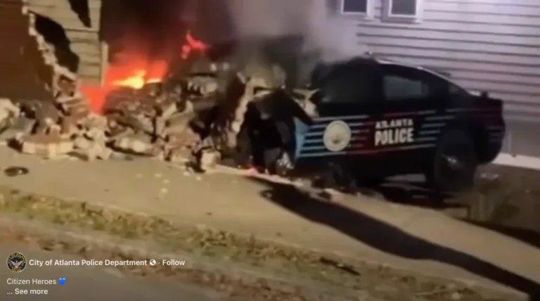 Héroes Anónimos Rescatan a Policía Herido de Auto en Llamas Mientras su Arma Disparaba por el Calor