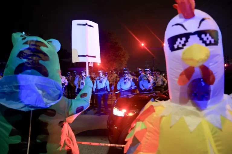 Juez Ordena Liberar a Más de 600 Inmigrantes en Chicago; DHS Califica la Decisión de «Activista» y Peligrosa