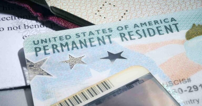 Estados Unidos Incluye a Cubanos y Venezolanos en Revisión Rigurosa de «Green Cards»