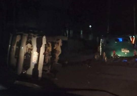 Colisión Nocturna en El Cotorro: Almendrón y Vehículo de Carga Chocan Frente a Hospital Psiquiátrico