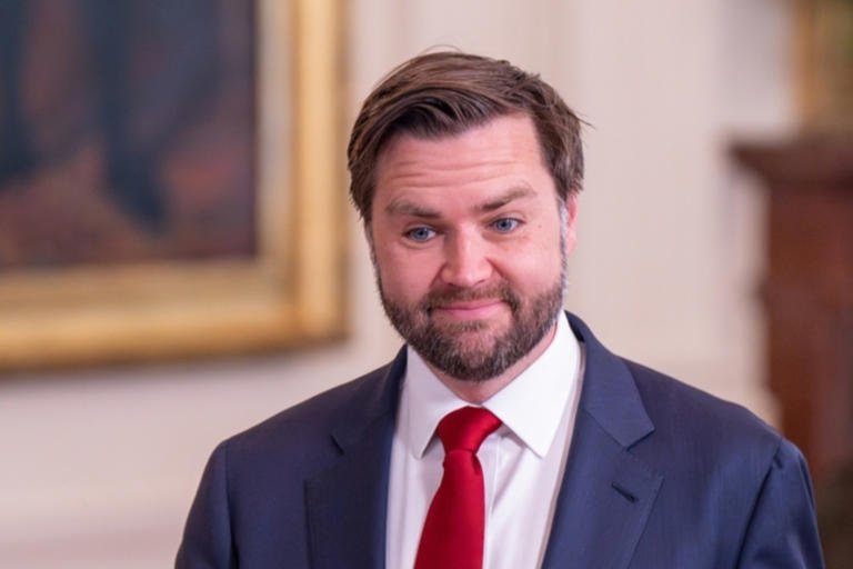 JD Vance Culpa a Inmigrantes de Precios Elevados de Vivienda en EE.UU. en Polémica Declaración