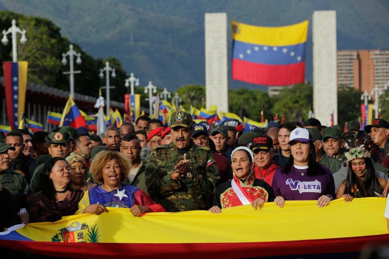 Seguidores de Maduro Marchan en Caracas en Medio de Crecientes Tensiones con Estados Unidos