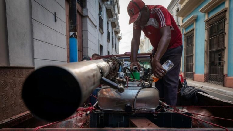Cubanos denuncian que fumigación estatal cuesta medio salario mínimo en plena crisis epidemiológica
