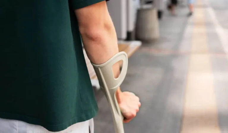 Virus del Chikungunya Deja a Cubanos Dependiendo de Muletas para Caminar