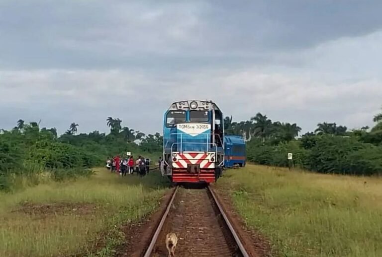 Tren de Pasajeros «El Espirituano» se Descarrila en Villa Clara sin Reportar Heridos