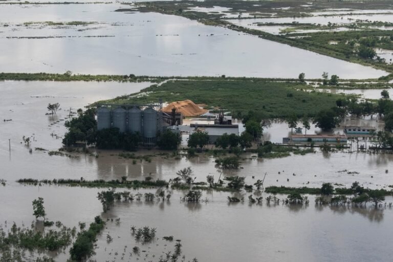 Autoridades insisten en que no se necesita evacuación masiva en Río Cauto, pese a críticas vecinales