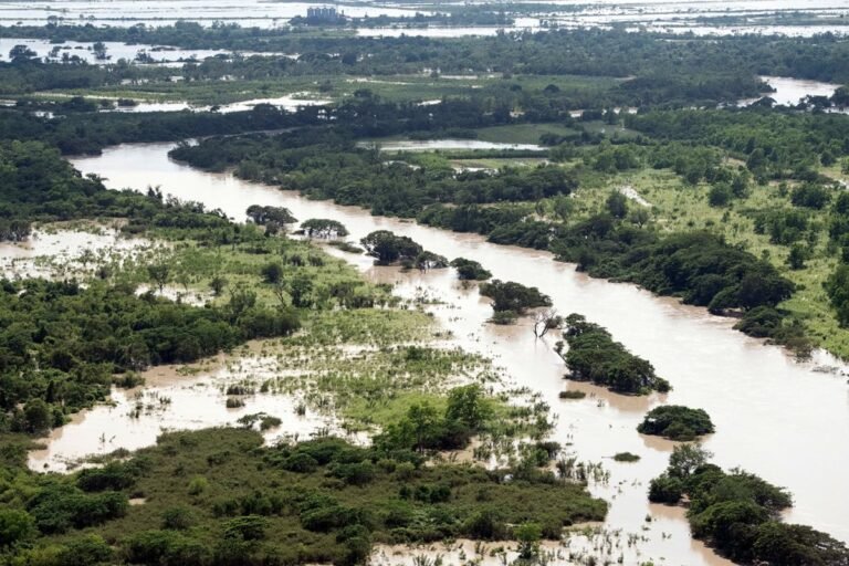 El río Cauto se desborda e inunda casas, carreteras y zonas industriales en Granma inundacion_cauto_f