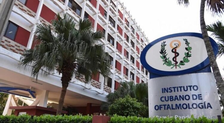 Pacientes esperan fuera del hospital «Pando Ferrer» mientras Emergencias permanece cerrado