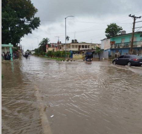 Frente Frío Inunda Morón: Calles Convertidas en Ríos por Lluvias Intensas