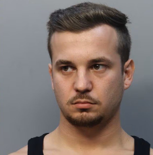 1765502523-detienen-cubano-miami-dade-acusado-colocar-dispositivo-rastreo-auto-exnovia