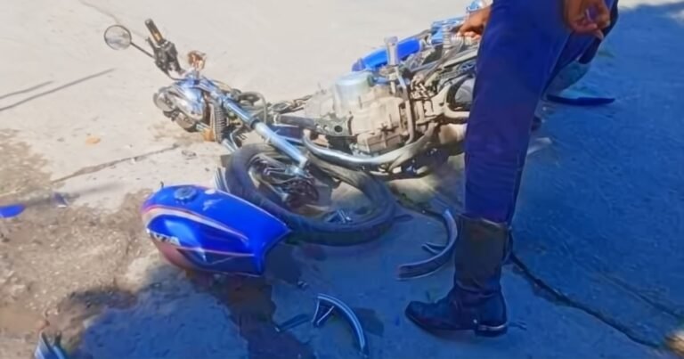 Colisión en la calle Trocha: motociclistas lesionados tras choque con un auto de renta en Santiago de Cuba