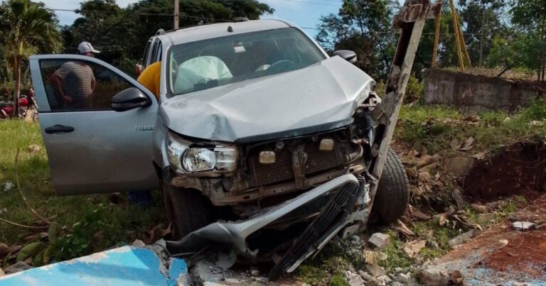 Por fortuna solo daños materiales: camioneta se impacta contra muro de empresa en Moa tras presunta falla de frenos