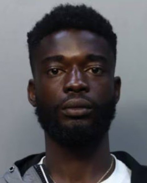 1766785429-entraba-al-bano-salia-maleta-arrestan-ladron-serial-aeropuerto-miami