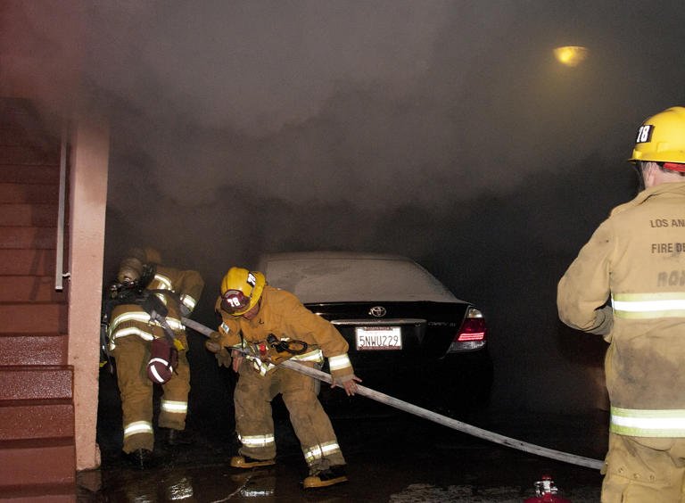 Héroe improvisado: Paramédico latino rescata a niña de 7 años de incendio en plena noche festiva