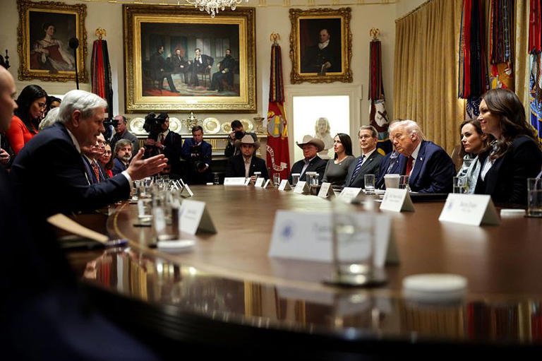 Trump promete cheques de $2000 con ingresos arancelarios, pero corrige cifras de «billones» a «cientos de miles de millones»