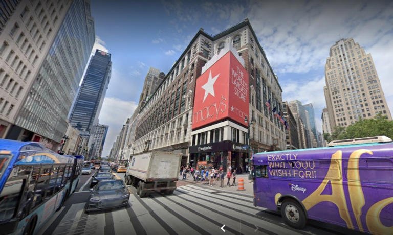 Turista apuñalada en Macy’s de Nueva York mientras cambiaba el pañal a su bebé; sospechosa acababa de salir de un psiquiátrico