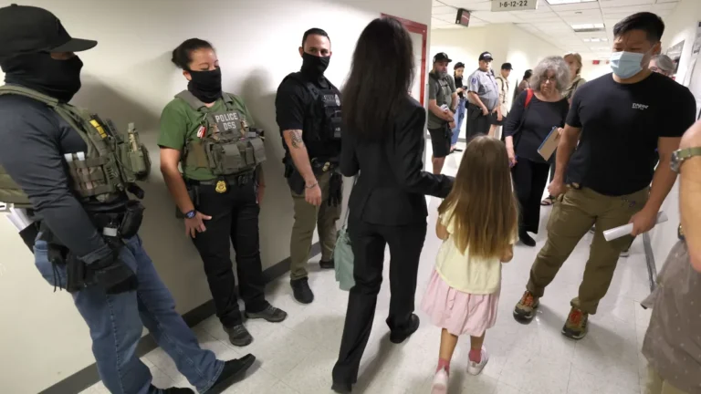 Cambio en política migratoria de EE.UU.: Se arresta a solicitantes de residencia por matrimonio durante entrevistas rutinarias